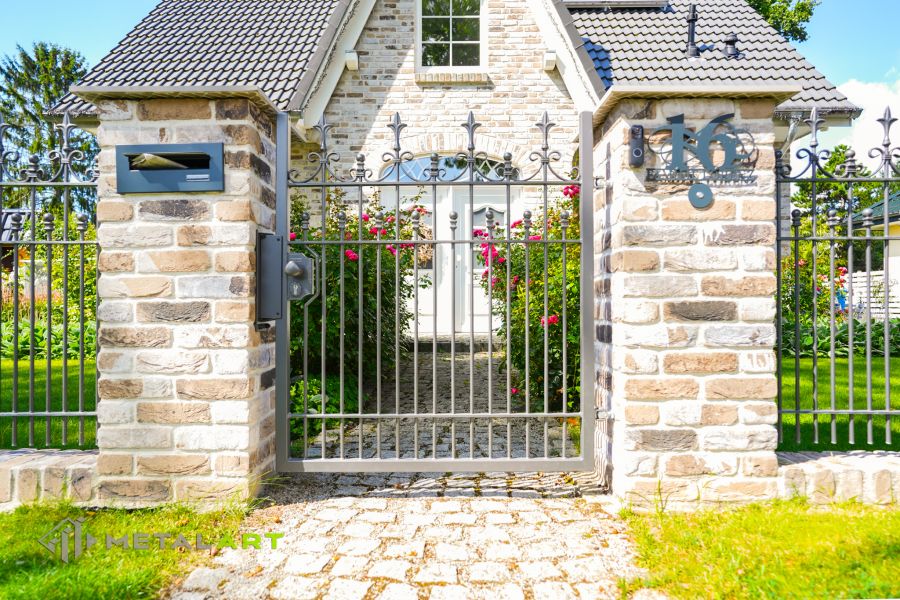 Der klassische Zaun, Zaunprojekt, Zaunportfolio, Zaunmuster, Schmiedezaun, Schmiedezäune, Zaunanlage Projekt, Zaun Metal Art, Zäune aus Polen, Zaun Berlin, Zaun günstig kaufen, Zäune und Tore, klassische Zäune, Gartenzaun, Gartenzäune