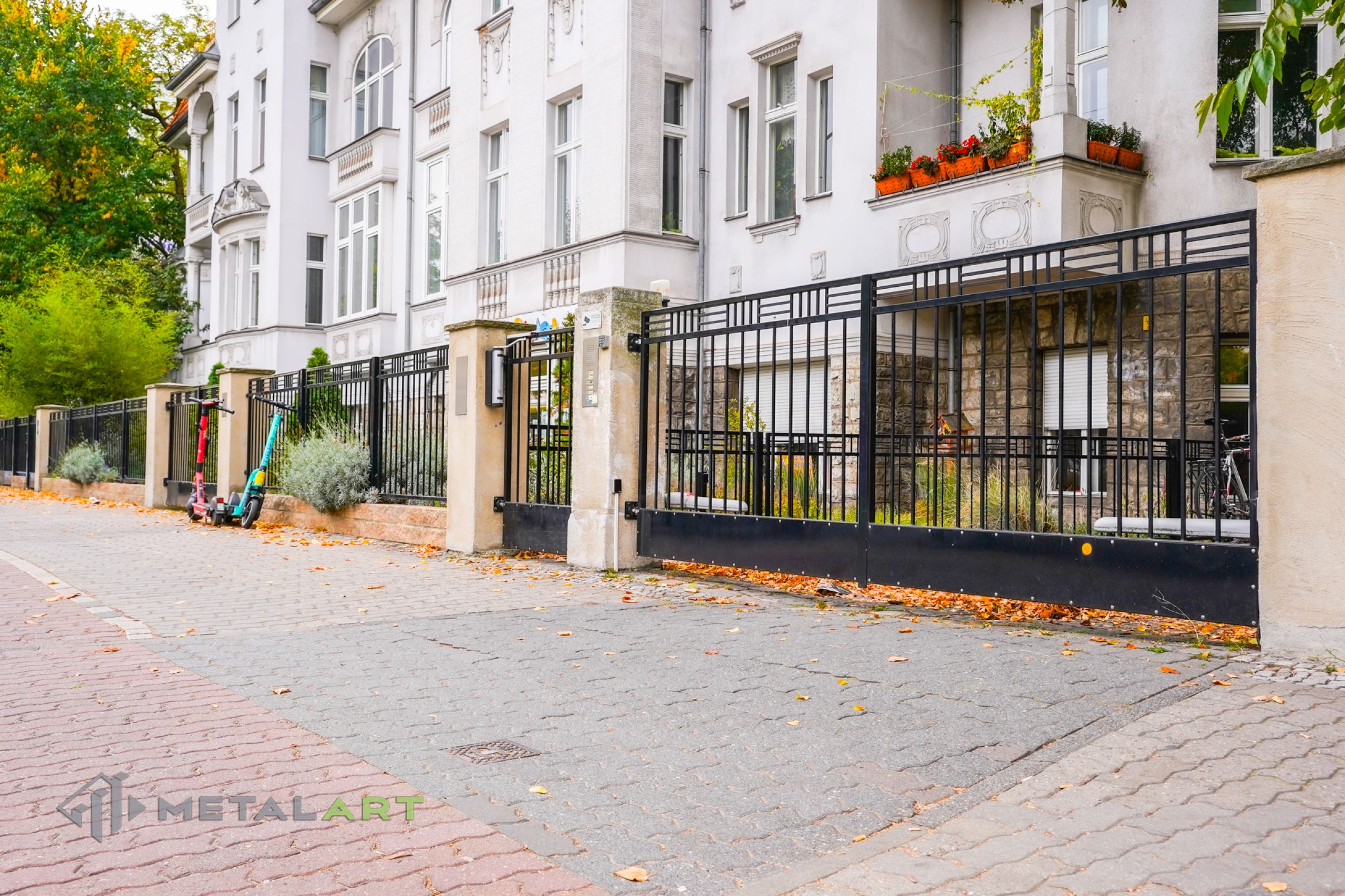 Rahmenzaun, Zaunprojekt, Zaunportfolio, Zaunmuster, Schmiedezaun, Schmiedezäune, Zaunanlage Projekt, Zaun Metal Art, Zäune aus Polen, Zaun Berlin, Zaun günstig kaufen, Zäune und Tore, klassische Zäune, Gartenzaun, Gartenzäune