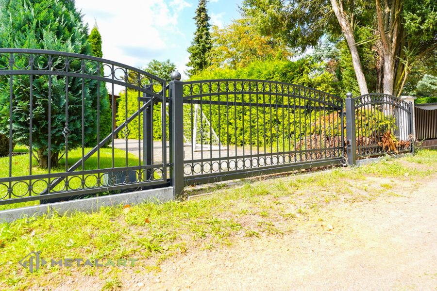 Schmuckzaun, Rahmenzaun, Schmiedezaun, Schmiedezäune, Zaunanlage Projekt, Zaun Metal Art, Zäune aus Polen, Zaun Berlin, mit Kugeln, klassische Zäune, Gartenzaun, Gartenzäune