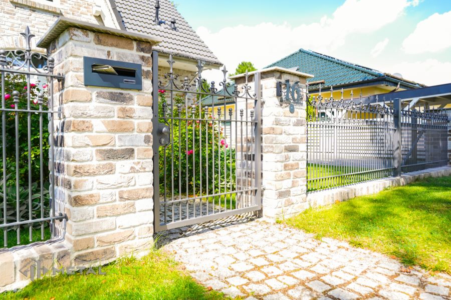 Der klassische Zaun, Zaunprojekt, Zaunportfolio, Zaunmuster, Schmiedezaun, Schmiedezäune, Zaunanlage Projekt, Zaun Metal Art, Zäune aus Polen, Zaun Berlin, Zaun günstig kaufen, Zäune und Tore, klassische Zäune, Gartenzaun, Gartenzäune