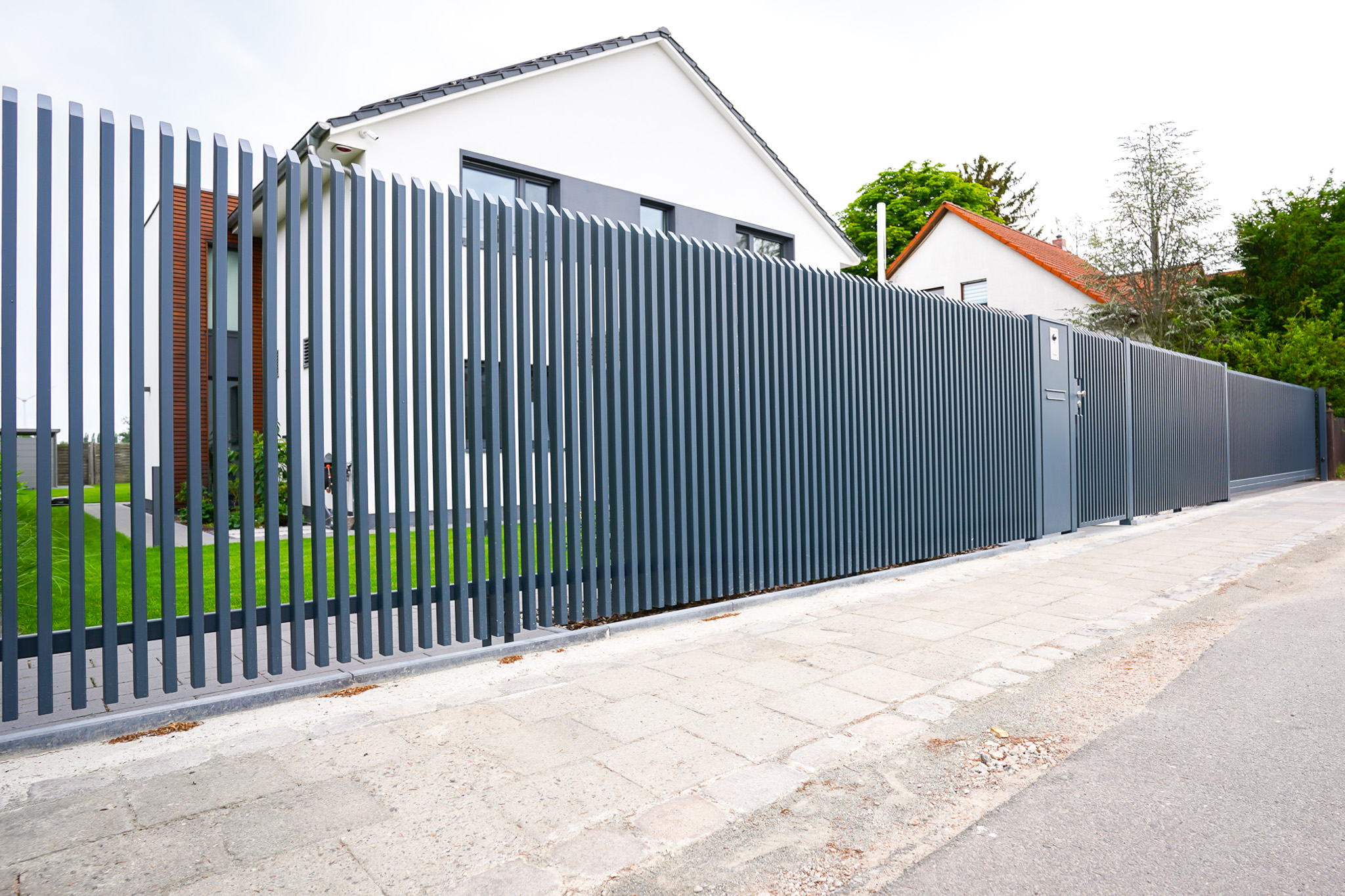 Moderne Zaunanlage mit Sichtschutz