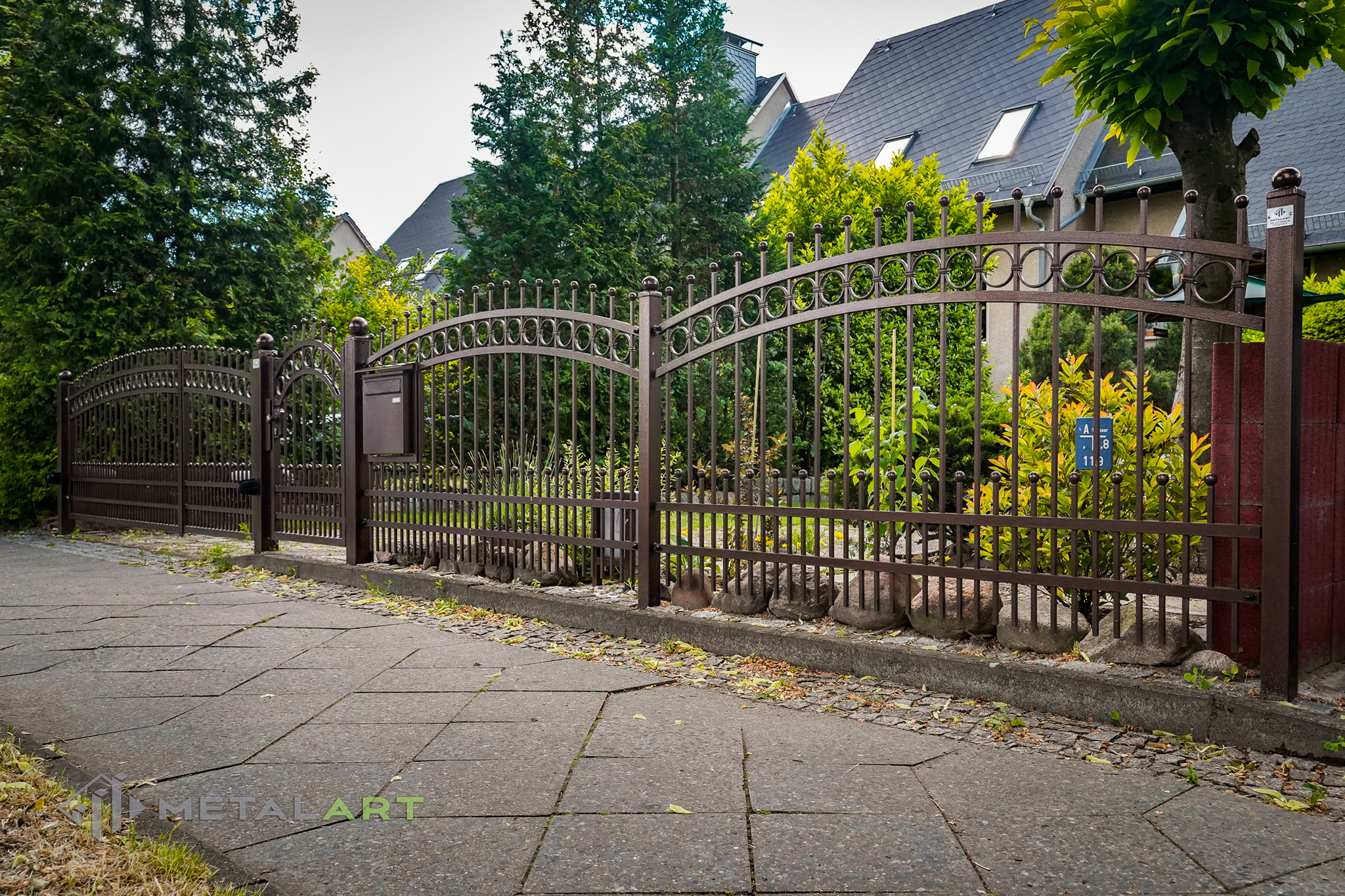 Zaunprojekt, Zaunportfolio, Zaunmuster, Schmiedezaun, Schmiedezäune, Zaunanlage Projekt, Zaun Metal Art, Zäune aus Polen, Zaun Berlin, Zaun günstig kaufen, Zäune und Tore, klassische Zäune, Schmuckzaun, Schmuckzäune