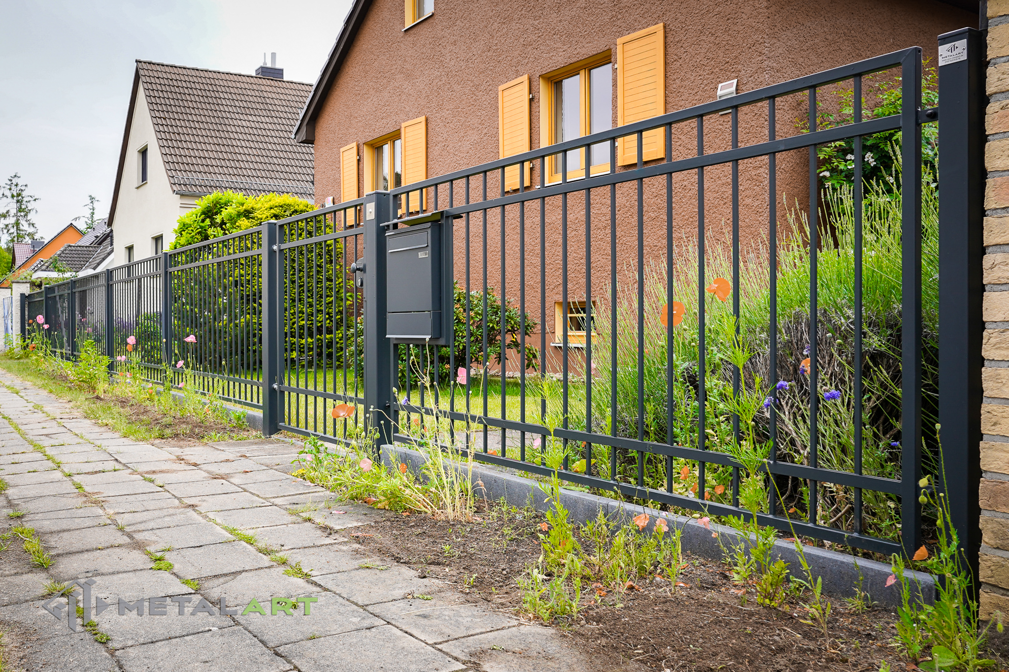 Zaun in Bogen, Zaunprojekt, Zaunportfolio, Zaunmuster, Schmiedezaun, Schmiedezäune, Zaunanlage Projekt, Zaun Metal Art, Zäune aus Polen, Zaun Berlin, Zaun günstig kaufen, Zäune und Tore, klassische Zäune, Schmuckzaun, Schmuckzäune, Gartenzaun, Gartenzäune