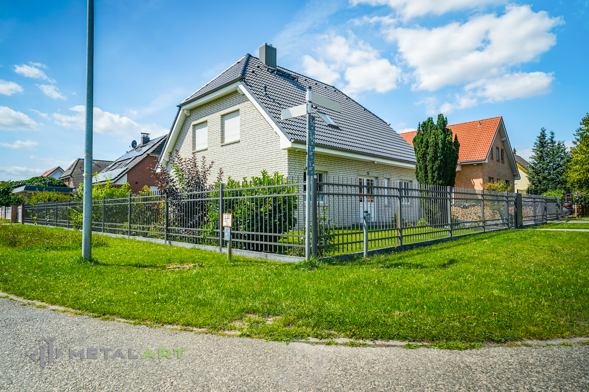 Zaunprojekt, Zaunportfolio, Zaunmuster, Schmiedezaun, Schmiedezäune, Zaunanlage Projekt, Zaun Metal Art, Zäune aus Polen, Zaun Berlin, Zaun günstig kaufen, Zäune und Tore, klassische Zäune, Gartenzaun, Gartenzäune