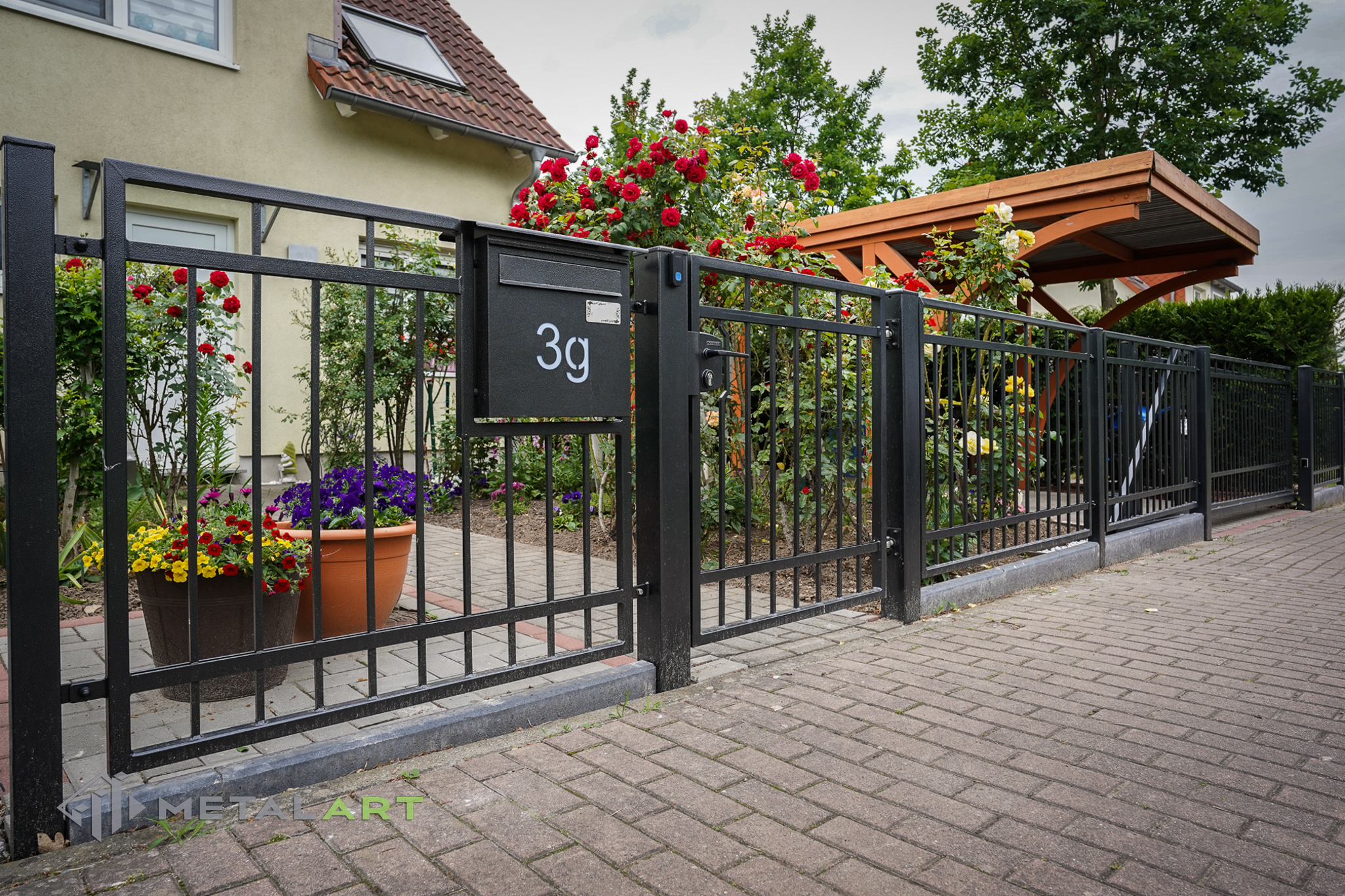 Rahmenzaun, Zaunprojekt, Zaunportfolio, Zaunmuster, Schmiedezaun, Schmiedezäune, Zaunanlage Projekt, Zaun Metal Art, Zäune aus Polen, Zaun Berlin, Zaun günstig kaufen, Zäune und Tore, klassische Zäune, Gartenzaun, Gartenzäune
