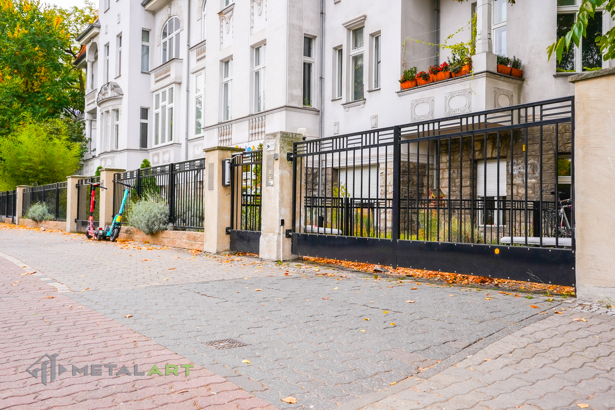 Rahmenzaun, Zaunprojekt, Zaunportfolio, Zaunmuster, Schmiedezaun, Schmiedezäune, Zaunanlage Projekt, Zaun Metal Art, Zäune aus Polen, Zaun Berlin, Zaun günstig kaufen, Zäune und Tore, klassische Zäune, Gartenzaun, Gartenzäune
