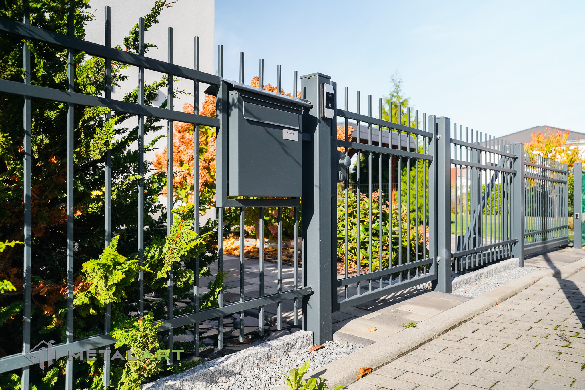 Zaunprojekt, Zaunportfolio, Zaunmuster, Schmiedezaun, Schmiedezäune, Zaunanlage Projekt, Zaun Metal Art, Zäune aus Polen, Zaun Berlin, Zaun günstig kaufen, Zäune und Tore, klassische Zäune, Gartenzaun, Gartenzäune