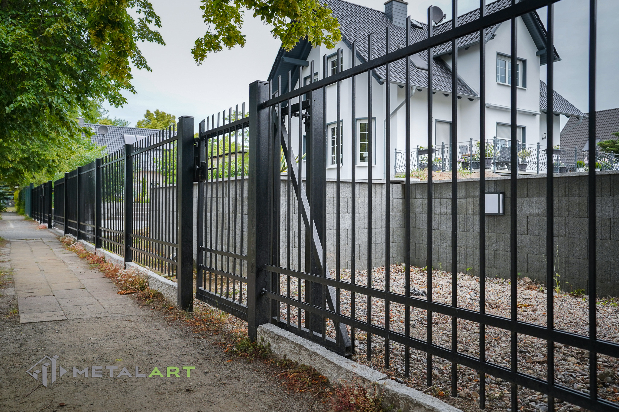 Zaunprojekt, Zaunportfolio, Zaunmuster, Schmiedezaun, Schmiedezäune, Zaunanlage Projekt, Zaun Metal Art, Zäune aus Polen, Zaun Berlin, Zaun günstig kaufen, Zäune und Tore, klassische Zäune, Gartenzaun, Gartenzäune