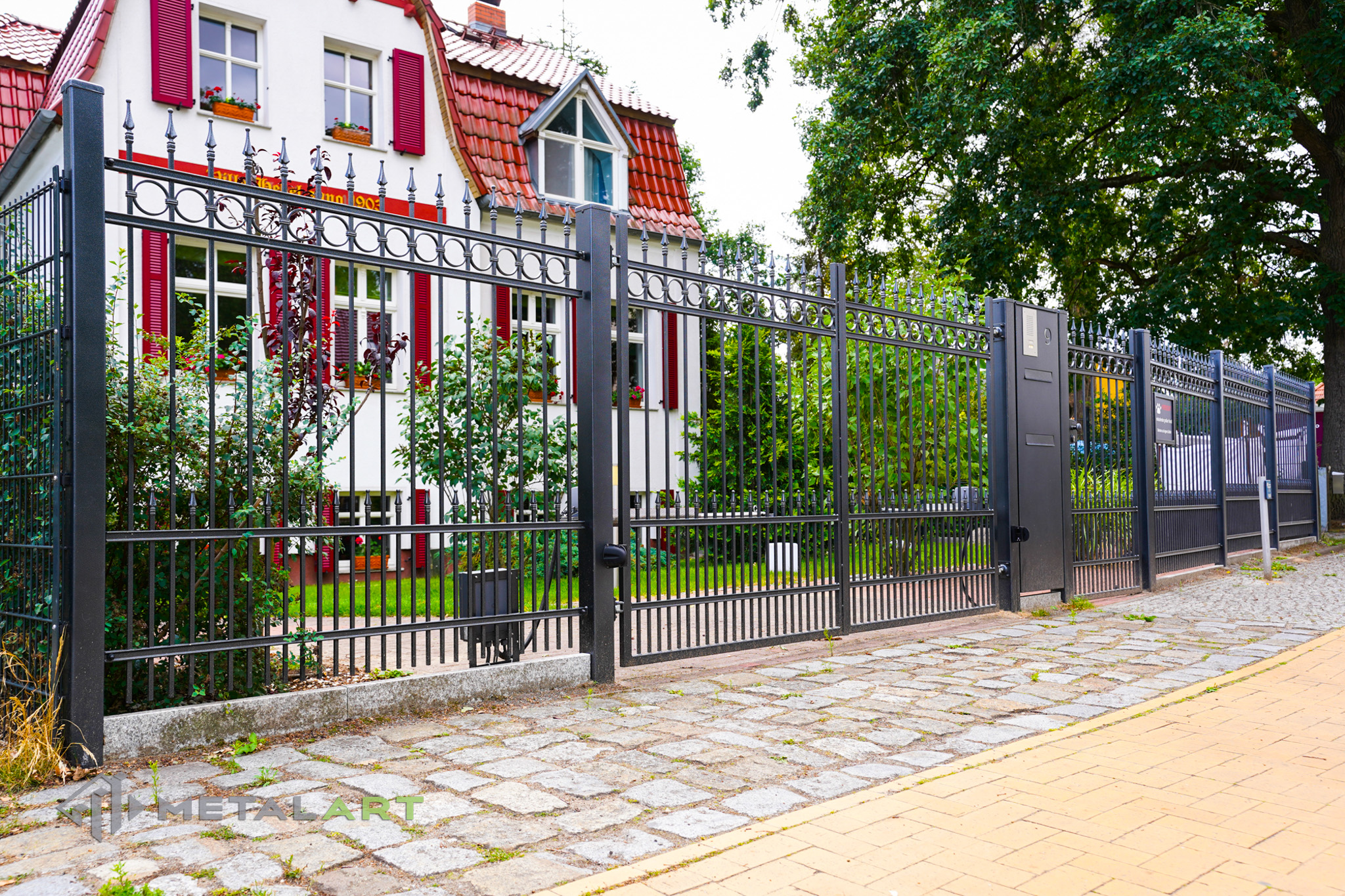 Zaunprojekt, Zaunportfolio, Zaunmuster, Schmiedezaun, Schmiedezäune, Zaunanlage Projekt, Zaun Metal Art, Zäune aus Polen, Zaun Berlin, Zaun günstig kaufen, Zäune und Tore, klassische Zäune, Schmuckzaun, Schmuckzäune, Gartenzaun, Gartenzäune