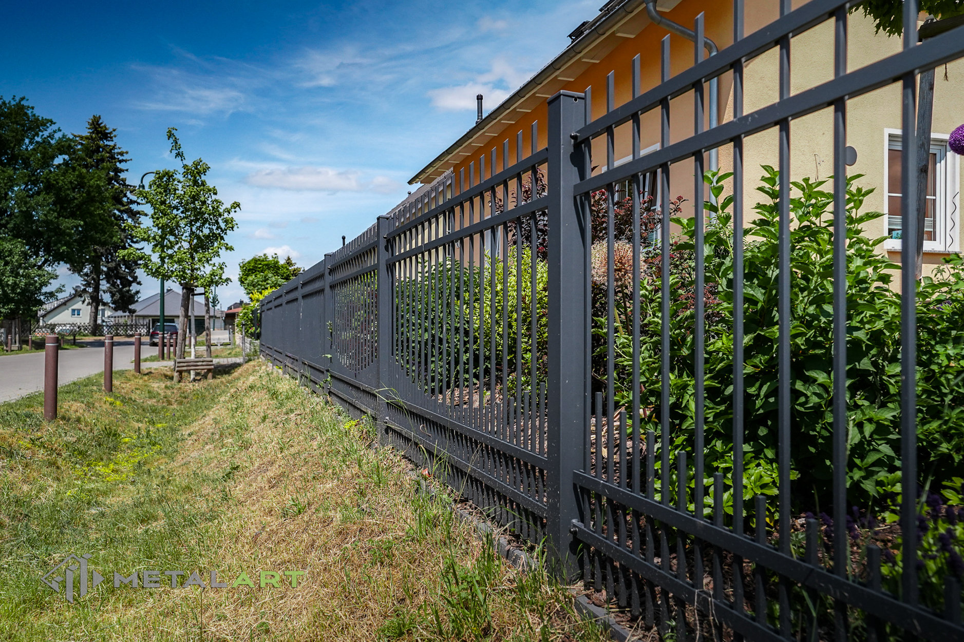 Zaunprojekt, Zaunportfolio, Zaunmuster, Schmiedezaun, Schmiedezäune, Zaunanlage Projekt, Zaun Metal Art, Zäune aus Polen, Zaun Berlin, Zaun günstig kaufen, Zäune und Tore, klassische Zäune, Schmuckzaun, Schmuckzäune, Gartenzaun, Gartenzäune