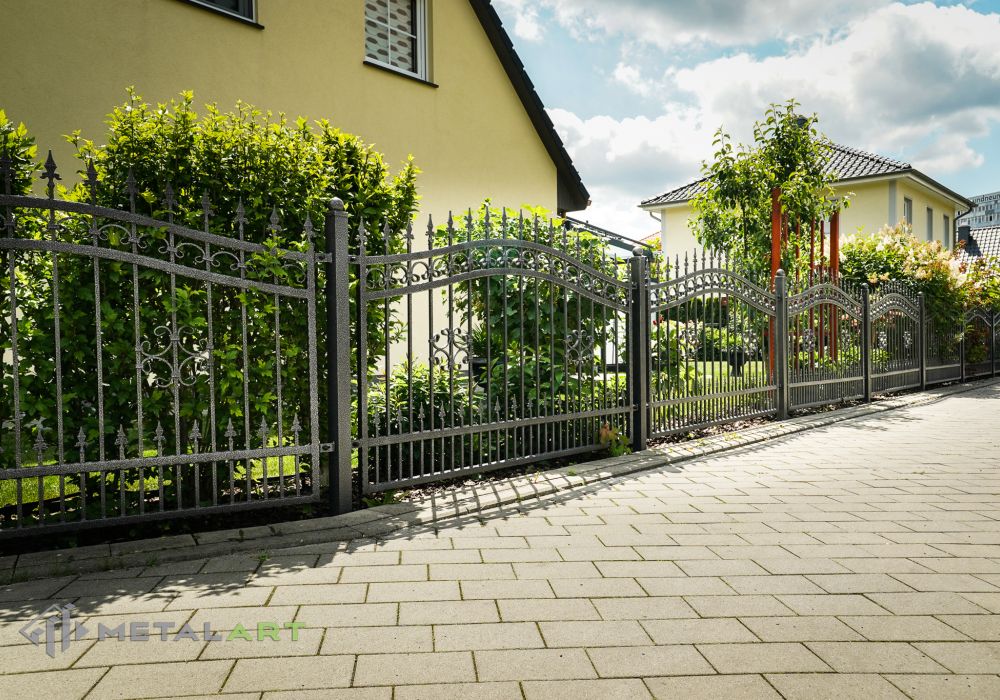 Zaun in Welle, Zaunprojekt, Zaunportfolio, Zaunmuster, Schmiedezaun, Schmiedezäune, Zaunanlage Projekt, Zaun Metal Art, Zäune aus Polen, Zaun Berlin, Zaun günstig kaufen, Zäune und Tore, klassische Zäune, Schmuckzaun, Schmuckzäune, Gartenzaun, Gartenzäune