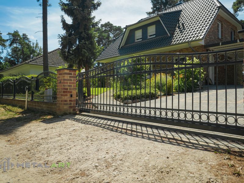 Zaun in Welle, Zaunprojekt, Zaunportfolio, Zaunmuster, Schmiedezaun, Schmiedezäune, Zaunanlage Projekt, Zaun Metal Art, Zäune aus Polen, Zaun Berlin, Zaun günstig kaufen, Zäune und Tore, klassische Zäune, Schmuckzaun, Schmuckzäune, Gartenzaun, Gartenzäune