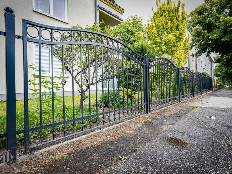 Zaun in Welle, Zaunprojekt, Zaunportfolio, Zaunmuster, Schmiedezaun, Schmiedezäune, Zaunanlage Projekt, Zaun Metal Art, Zäune aus Polen, Zaun Berlin, Zaun günstig kaufen, Zäune und Tore, klassische Zäune, Schmuckzaun, Schmuckzäune, Gartenzaun, Gartenzäune