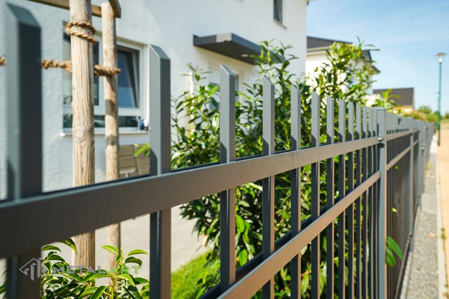 Zaunprojekt, Zaunportfolio, Zaunmuster, Schmiedezaun, Schmiedezäune, Zaunanlage Projekt, Zaun Metal Art, Zäune aus Polen, Zaun Berlin, Zaun günstig kaufen, Zäune und Tore, klassische Zäune, Gartenzaun, Gartenzäune