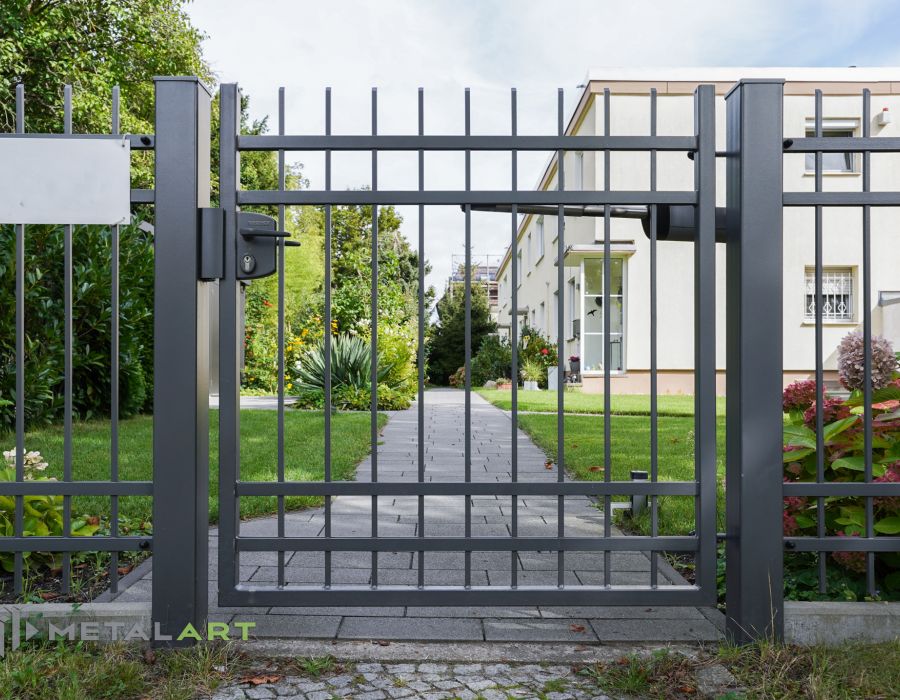 Zaunprojekt, Zaunportfolio, Zaunmuster, Schmiedezaun, Schmiedezäune, Zaunanlage Projekt, Zaun Metal Art, Zäune aus Polen, Zaun Berlin, Zaun günstig kaufen, Zäune und Tore, klassische Zäune, Gartenzaun, Gartenzäune
