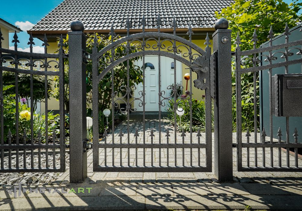 Zaun in Welle, Zaunprojekt, Zaunportfolio, Zaunmuster, Schmiedezaun, Schmiedezäune, Zaunanlage Projekt, Zaun Metal Art, Zäune aus Polen, Zaun Berlin, Zaun günstig kaufen, Zäune und Tore, klassische Zäune, Schmuckzaun, Schmuckzäune, Gartenzaun, Gartenzäune