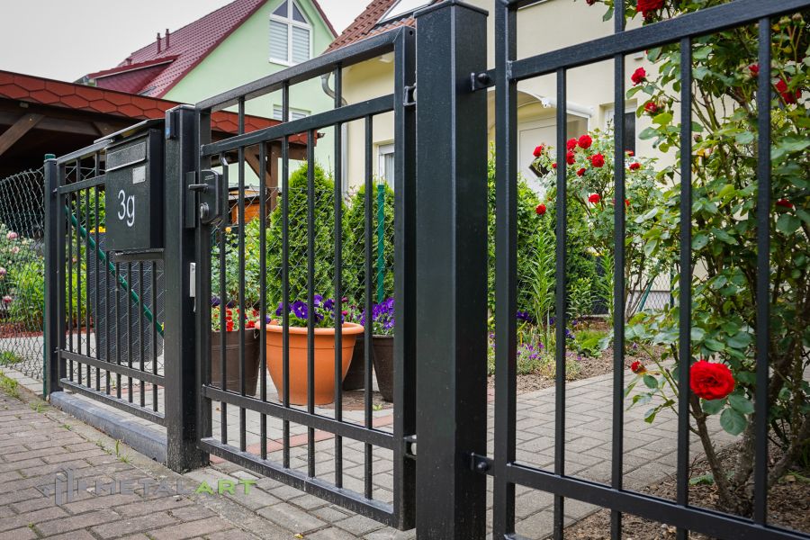 Rahmenzaun, Zaunprojekt, Zaunportfolio, Zaunmuster, Schmiedezaun, Schmiedezäune, Zaunanlage Projekt, Zaun Metal Art, Zäune aus Polen, Zaun Berlin, Zaun günstig kaufen, Zäune und Tore, klassische Zäune, Gartenzaun, Gartenzäune