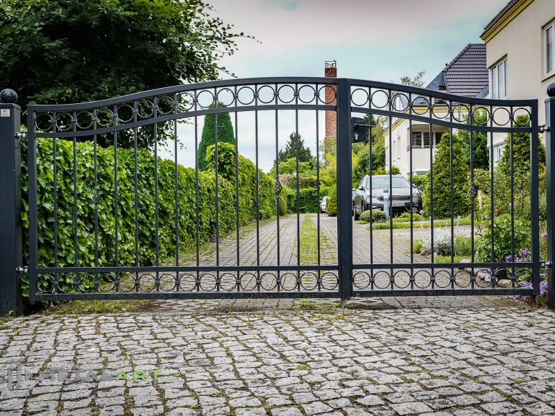 Zaunpforte, Pforte, Zaun in Welle, Zaunprojekt, Zaunportfolio, Zaunmuster, Schmiedezaun, Schmiedezäune, Zaunanlage Projekt, Zaun Metal Art, Zäune aus Polen, Zaun Berlin, Zaun günstig kaufen, Zäune und Tore, klassische Zäune, Schmuckzaun, Schmuckzäune, Gartenzaun, Gartenzäune