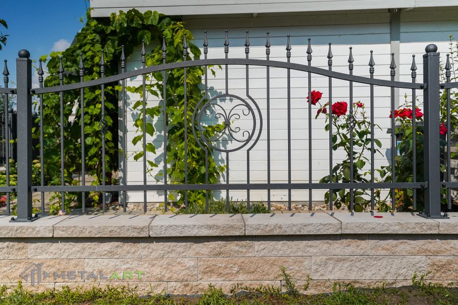 Ornament im Zaun, Zaunprojekt, Schmiedezaun, Zaunanlage in Welle, Zaun Metal Art, Zäune aus Polen, Zaun Berlin, Zäune und Tore, klassische Zäune, Schmuckzäune, Gartenzaun