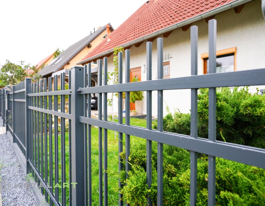 Zaunprojekt, Zaunportfolio, Zaunmuster, Schmiedezaun, Schmiedezäune, Zaunanlage Projekt, Zaun Metal Art, Zäune aus Polen, Zaun Berlin, Zaun günstig kaufen, Zäune und Tore, klassische Zäune, Gartenzaun, Gartenzäune