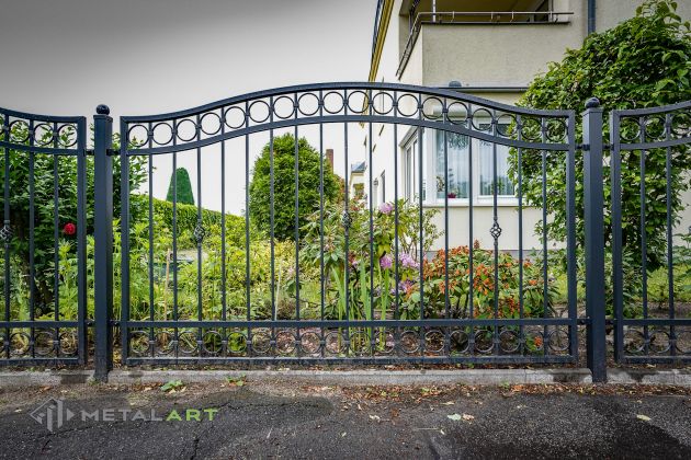Zaunprojekt, Zaunportfolio, Zaunmuster, Schmiedezaun, Schmiedezäune, Zaunanlage Projekt, Zaun Metal Art, Zäune aus Polen, Zaun Berlin, Zaun günstig kaufen, Zäune und Tore, klassische Zäune, Schmuckzaun, Schmuckzäune, Gartenzaun, Gartenzäune
