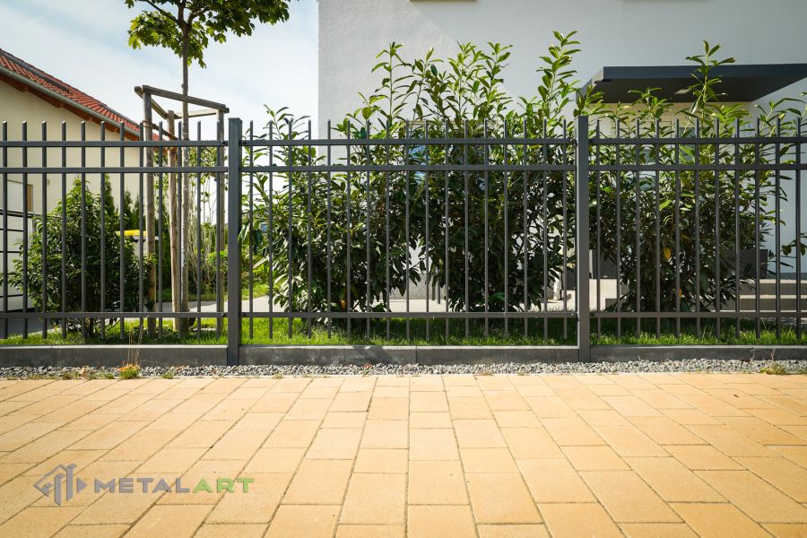 Zaunprojekt, Zaunportfolio, Zaunmuster, Schmiedezaun, Schmiedezäune, Zaunanlage Projekt, Zaun Metal Art, Zäune aus Polen, Zaun Berlin, Zaun günstig kaufen, Zäune und Tore, klassische Zäune, Gartenzaun, Gartenzäune