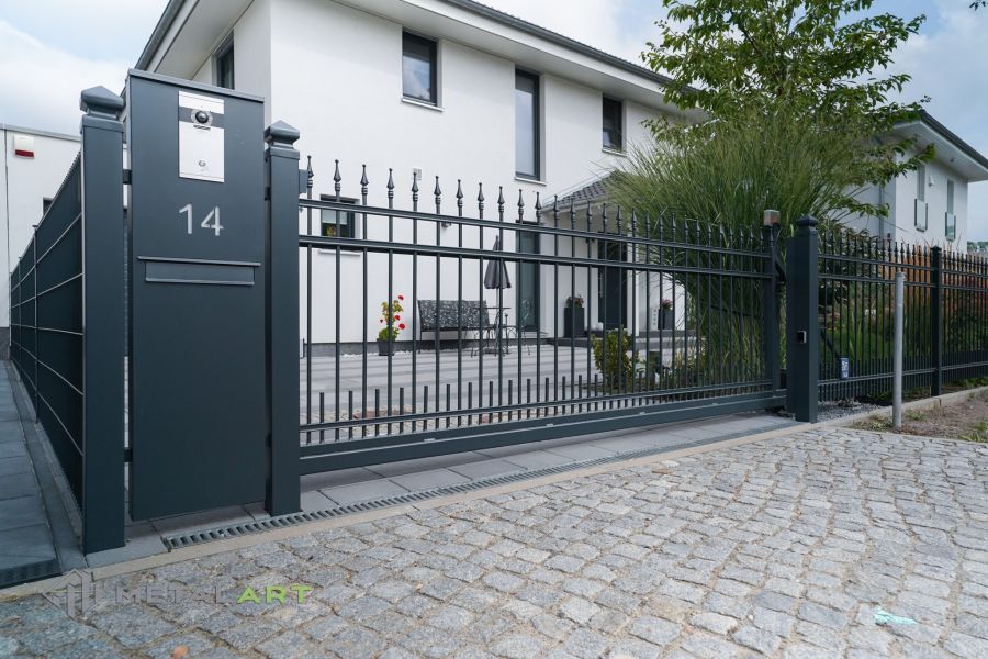 Zaunprojekt, Zaunportfolio, Zaunmuster, Schmiedezaun, Schmiedezäune, Zaunanlage Projekt, Zaun Metal Art, Zäune aus Polen, Zaun Berlin, Zaun günstig kaufen, Zäune und Tore, klassische Zäune, Gartenzaun, Gartenzäune