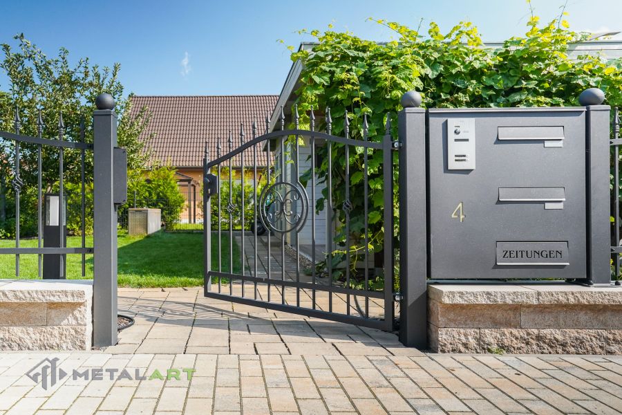 Ornament im Zaun, Zaunprojekt, Schmiedezaun, Zaunanlage in Welle, Zaun Metal Art, Zäune aus Polen, Zaun Berlin, Zäune und Tore, klassische Zäune, Schmuckzäune, Gartenzaun