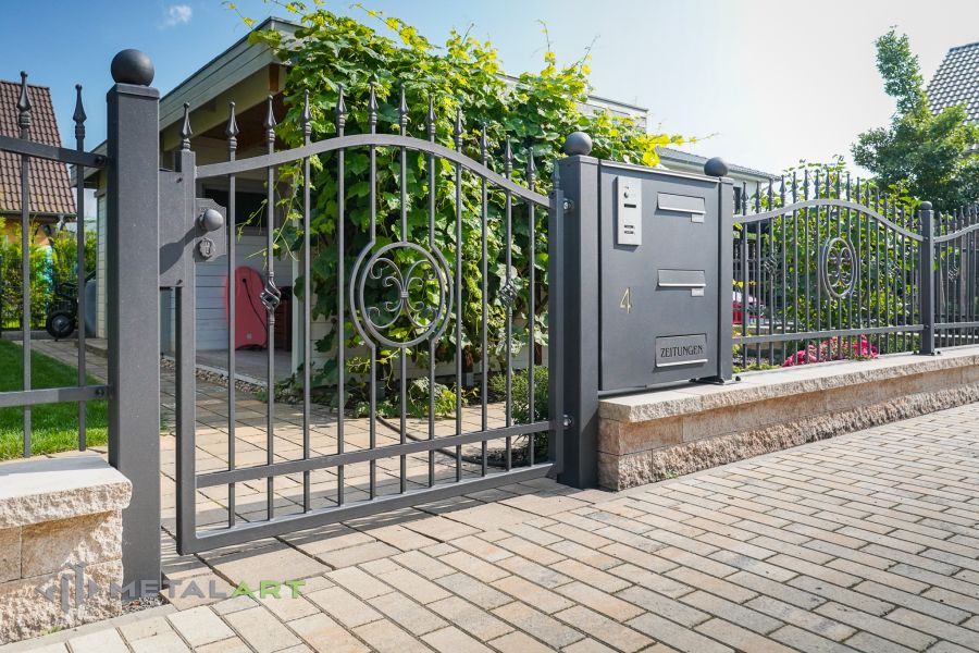 Ornament im Zaun, Zaunprojekt, Schmiedezaun, Zaunanlage in Welle, Zaun Metal Art, Zäune aus Polen, Zaun Berlin, Zäune und Tore, klassische Zäune, Schmuckzäune, Gartenzaun