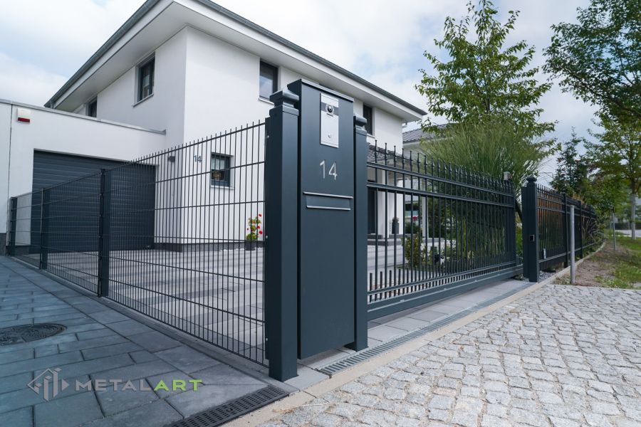 Zaunprojekt, Zaunportfolio, Zaunmuster, Schmiedezaun, Schmiedezäune, Zaunanlage Projekt, Zaun Metal Art, Zäune aus Polen, Zaun Berlin, Zaun günstig kaufen, Zäune und Tore, klassische Zäune, Gartenzaun, Gartenzäune