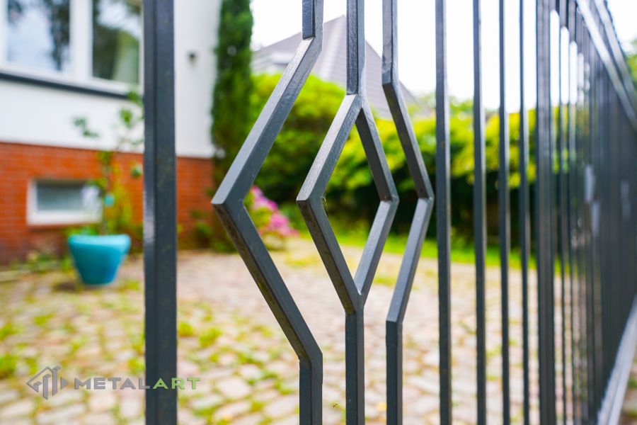 Ornament im Zaun, Zaunprojekt, Schmiedezaun, Zaunanlage in Welle, Zaun Metal Art, Zäune aus Polen, Zaun Berlin, Zäune und Tore, klassische Zäune, Schmuckzäune, Gartenzaun