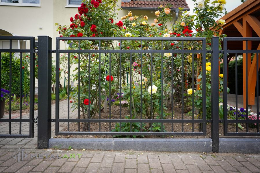 Rahmenzaun, Zaunprojekt, Zaunportfolio, Zaunmuster, Schmiedezaun, Schmiedezäune, Zaunanlage Projekt, Zaun Metal Art, Zäune aus Polen, Zaun Berlin, Zaun günstig kaufen, Zäune und Tore, klassische Zäune, Gartenzaun, Gartenzäune