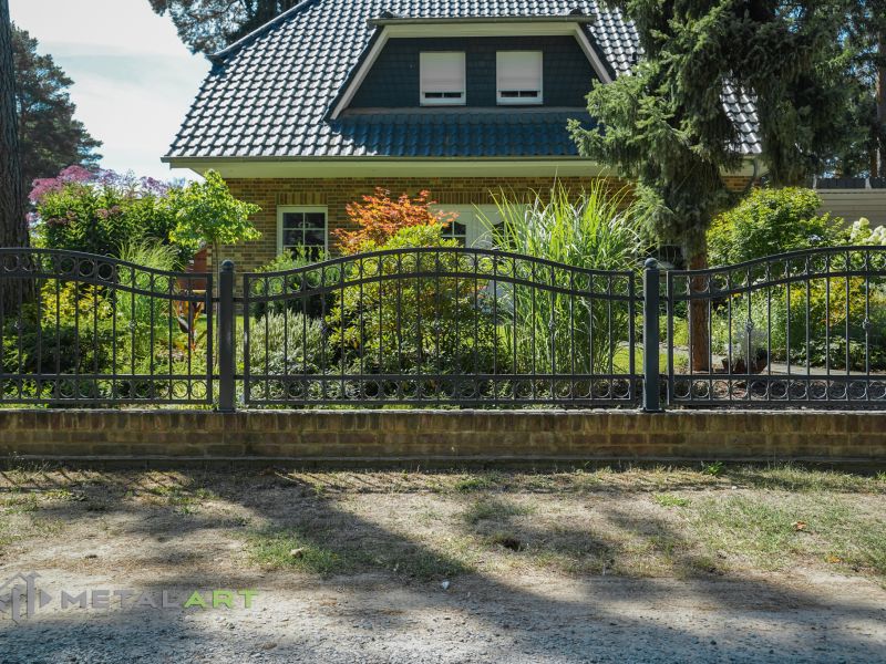Zaun in Welle, Zaunprojekt, Zaunportfolio, Zaunmuster, Schmiedezaun, Schmiedezäune, Zaunanlage Projekt, Zaun Metal Art, Zäune aus Polen, Zaun Berlin, Zaun günstig kaufen, Zäune und Tore, klassische Zäune, Schmuckzaun, Schmuckzäune, Gartenzaun, Gartenzäune