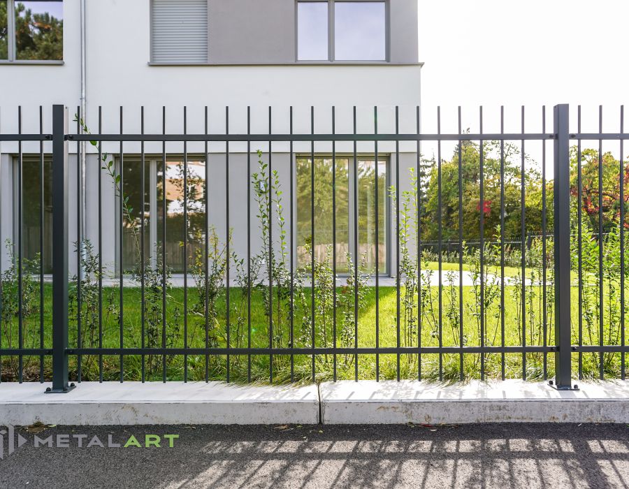 Zaunprojekt, Zaunportfolio, Zaunmuster, Schmiedezaun, Schmiedezäune, Zaunanlage Projekt, Zaun Metal Art, Zäune aus Polen, Zaun Berlin, Zaun günstig kaufen, Zäune und Tore, klassische Zäune, Gartenzaun, Gartenzäune