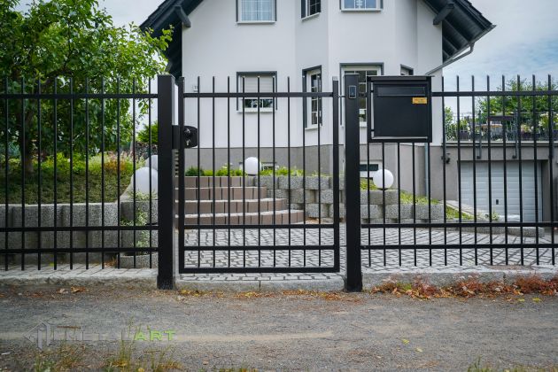Zaunprojekt, Zaunportfolio, Zaunmuster, Schmiedezaun, Schmiedezäune, Zaunanlage Projekt, Zaun Metal Art, Zäune aus Polen, Zaun Berlin, Zaun günstig kaufen, Zäune und Tore, klassische Zäune, Gartenzaun, Gartenzäune