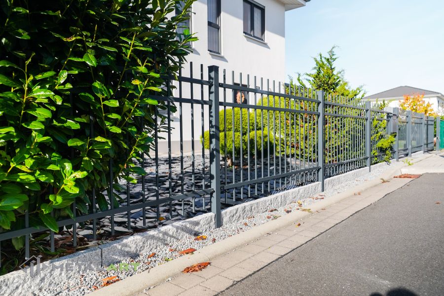 Zaunprojekt, Zaunportfolio, Zaunmuster, Schmiedezaun, Schmiedezäune, Zaunanlage Projekt, Zaun Metal Art, Zäune aus Polen, Zaun Berlin, Zaun günstig kaufen, Zäune und Tore, klassische Zäune, Gartenzaun, Gartenzäune