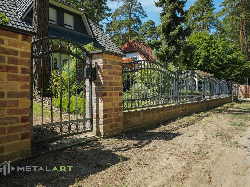 Zaun in Welle, Zaunprojekt, Zaunportfolio, Zaunmuster, Schmiedezaun, Schmiedezäune, Zaunanlage Projekt, Zaun Metal Art, Zäune aus Polen, Zaun Berlin, Zaun günstig kaufen, Zäune und Tore, klassische Zäune, Schmuckzaun, Schmuckzäune, Gartenzaun, Gartenzäune
