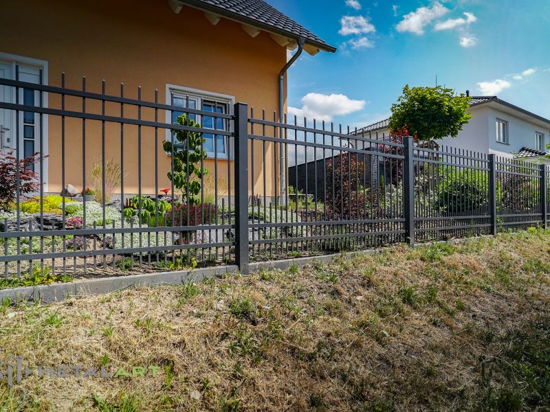 Zaun in Welle, Zaunprojekt, Zaunportfolio, Zaunmuster, Schmiedezaun, Schmiedezäune, Zaunanlage Projekt, Zaun Metal Art, Zäune aus Polen, Zaun Berlin, Zaun günstig kaufen, Zäune und Tore, klassische Zäune, Schmuckzaun, Schmuckzäune, Gartenzaun, Gartenzäune