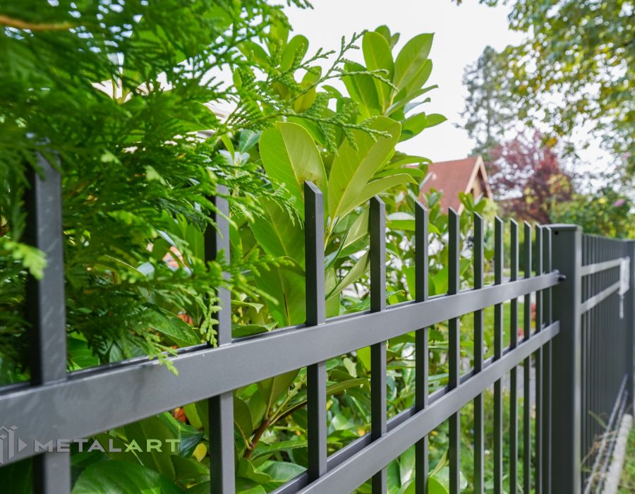 Zaunprojekt, Zaunportfolio, Zaunmuster, Schmiedezaun, Schmiedezäune, Zaunanlage Projekt, Zaun Metal Art, Zäune aus Polen, Zaun Berlin, Zaun günstig kaufen, Zäune und Tore, klassische Zäune, Gartenzaun, Gartenzäune