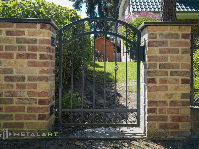 Zaun in Welle, Zaunprojekt, Zaunportfolio, Zaunmuster, Schmiedezaun, Schmiedezäune, Zaunanlage Projekt, Zaun Metal Art, Zäune aus Polen, Zaun Berlin, Zaun günstig kaufen, Zäune und Tore, klassische Zäune, Schmuckzaun, Schmuckzäune, Gartenzaun, Gartenzäune