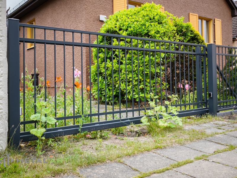 Zaun in Bogen, Zaunprojekt, Zaunportfolio, Zaunmuster, Schmiedezaun, Schmiedezäune, Zaunanlage Projekt, Zaun Metal Art, Zäune aus Polen, Zaun Berlin, Zaun günstig kaufen, Zäune und Tore, klassische Zäune, Schmuckzaun, Schmuckzäune, Gartenzaun, Gartenzäune