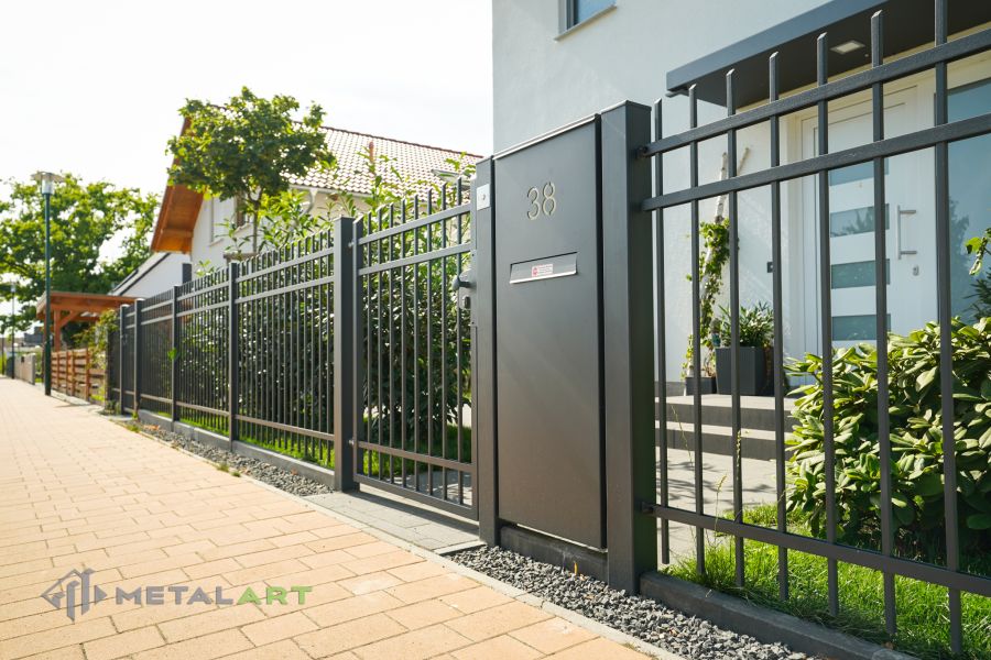 Zaunprojekt, Zaunportfolio, Zaunmuster, Schmiedezaun, Schmiedezäune, Zaunanlage Projekt, Zaun Metal Art, Zäune aus Polen, Zaun Berlin, Zaun günstig kaufen, Zäune und Tore, klassische Zäune, Gartenzaun, Gartenzäune