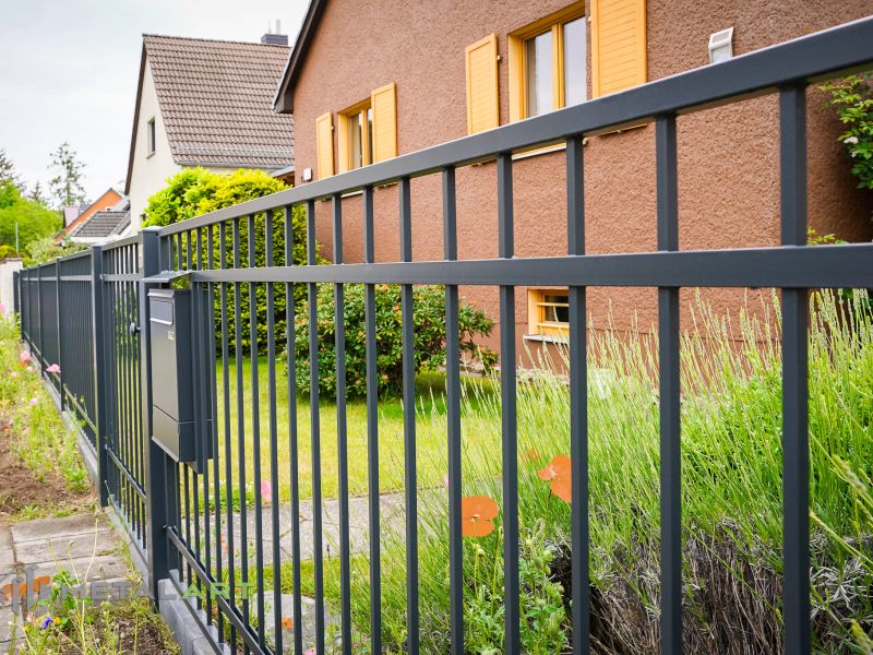 Zaun in Bogen, Zaunprojekt, Zaunportfolio, Zaunmuster, Schmiedezaun, Schmiedezäune, Zaunanlage Projekt, Zaun Metal Art, Zäune aus Polen, Zaun Berlin, Zaun günstig kaufen, Zäune und Tore, klassische Zäune, Schmuckzaun, Schmuckzäune, Gartenzaun, Gartenzäune