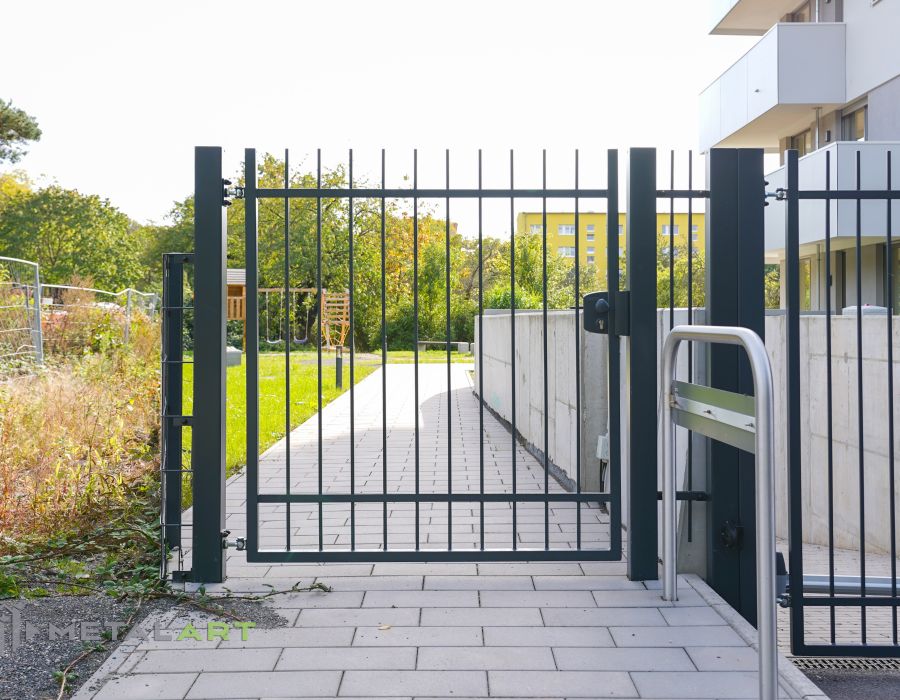 Zaunprojekt, Zaunportfolio, Zaunmuster, Schmiedezaun, Schmiedezäune, Zaunanlage Projekt, Zaun Metal Art, Zäune aus Polen, Zaun Berlin, Zaun günstig kaufen, Zäune und Tore, klassische Zäune, Gartenzaun, Gartenzäune