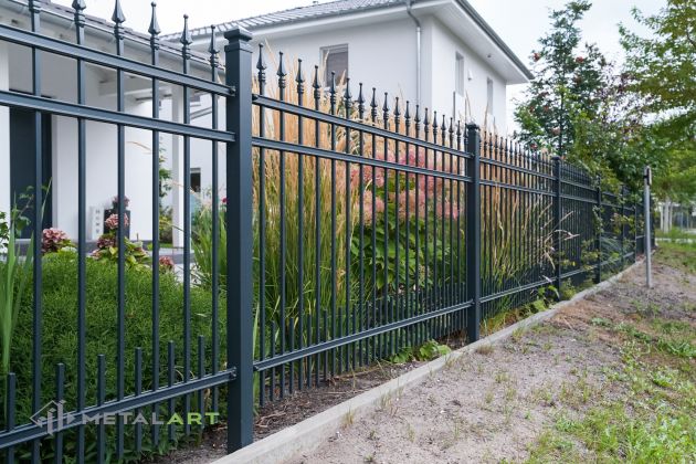 Zaunprojekt, Zaunportfolio, Zaunmuster, Schmiedezaun, Schmiedezäune, Zaunanlage Projekt, Zaun Metal Art, Zäune aus Polen, Zaun Berlin, Zaun günstig kaufen, Zäune und Tore, klassische Zäune, Gartenzaun, Gartenzäune