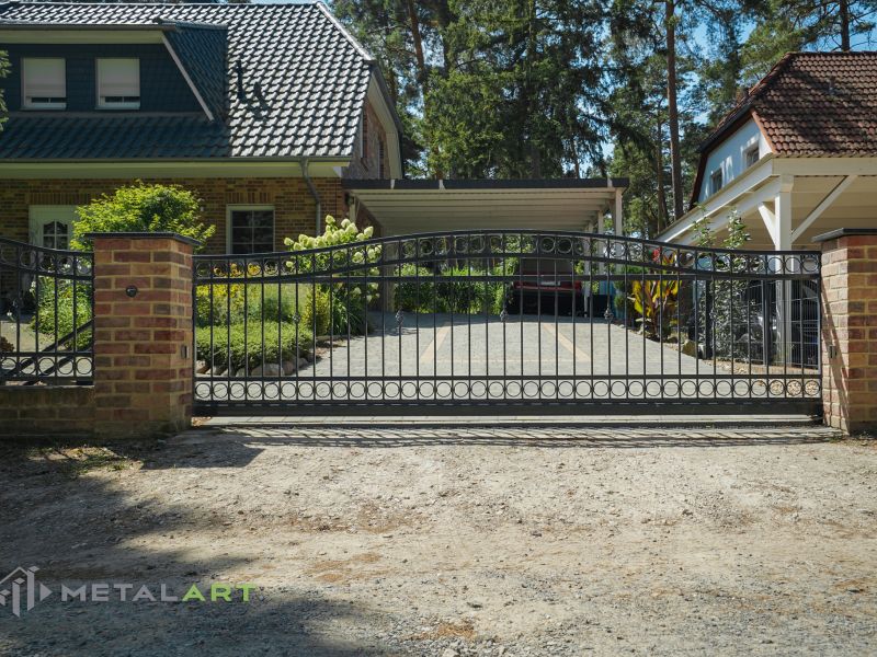 Zaun in Welle, Zaunprojekt, Zaunportfolio, Zaunmuster, Schmiedezaun, Schmiedezäune, Zaunanlage Projekt, Zaun Metal Art, Zäune aus Polen, Zaun Berlin, Zaun günstig kaufen, Zäune und Tore, klassische Zäune, Schmuckzaun, Schmuckzäune, Gartenzaun, Gartenzäune