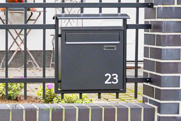 Briefkasten, Zaun in Bogen, Zaunprojekt, Zaunportfolio, Zaunmuster, Schmiedezaun, Schmiedezäune, Zaunanlage Projekt, Zaun Metal Art, Zäune aus Polen, Zaun Berlin, Zaun günstig kaufen, Zäune und Tore, klassische Zäune, Schmuckzaun, Schmuckzäune, Gartenzaun, Gartenzäune