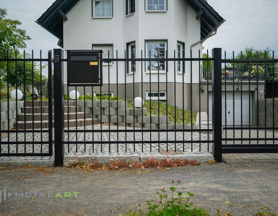 Zaunprojekt, Zaunportfolio, Zaunmuster, Schmiedezaun, Schmiedezäune, Zaunanlage Projekt, Zaun Metal Art, Zäune aus Polen, Zaun Berlin, Zaun günstig kaufen, Zäune und Tore, klassische Zäune, Gartenzaun, Gartenzäune