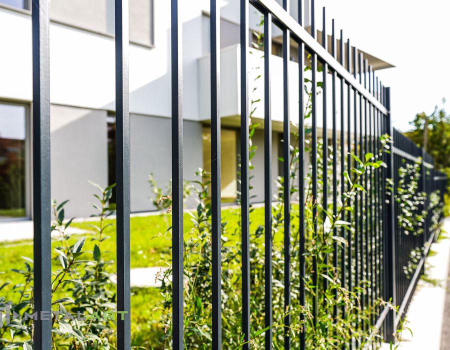 Zaunprojekt, Zaunportfolio, Zaunmuster, Schmiedezaun, Schmiedezäune, Zaunanlage Projekt, Zaun Metal Art, Zäune aus Polen, Zaun Berlin, Zaun günstig kaufen, Zäune und Tore, klassische Zäune, Gartenzaun, Gartenzäune