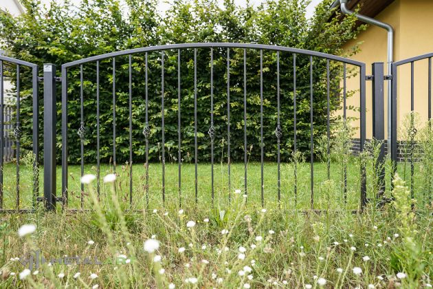 Bogenzaun, Zaunprojekt, Zaunportfolio, Zaunmuster, Schmiedezaun, Schmiedezäune, Zaunanlage Projekt, Zaun Metal Art, Zäune aus Polen, Zaun Berlin, Zaun günstig kaufen, Zäune und Tore, klassische Zäune, Schmuckzaun, Schmuckzäune, Gartenzaun, Gartenzäune